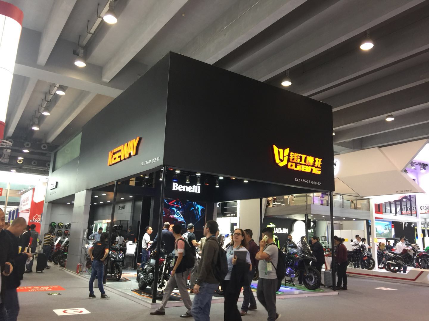 黑色復(fù)古特裝展臺(tái)設(shè)計(jì)，2021北京國(guó)際摩托車(chē)展覽會(huì)指定展臺(tái)搭建商！